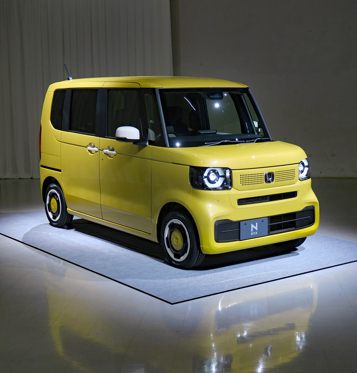 新型「ホンダN-BOX」には、サイドミラーやドアハンドルをオフホワイトとし、ボディー同色のホイールキャップを装着した「ファッションスタイル」（写真）もラインナップされる。