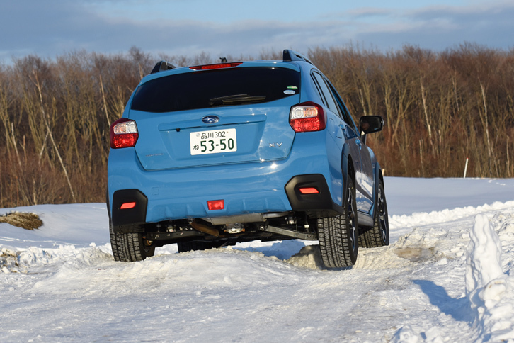 1輪を浮かせながら凸凹道をクリアする「XV」。同モデルの駆動方式は全車4WDである。現在、スバル車全体の販売比率は4WD車が圧倒的多数を占めており、海外市場では94％、国内市場でも80％以上となっている。