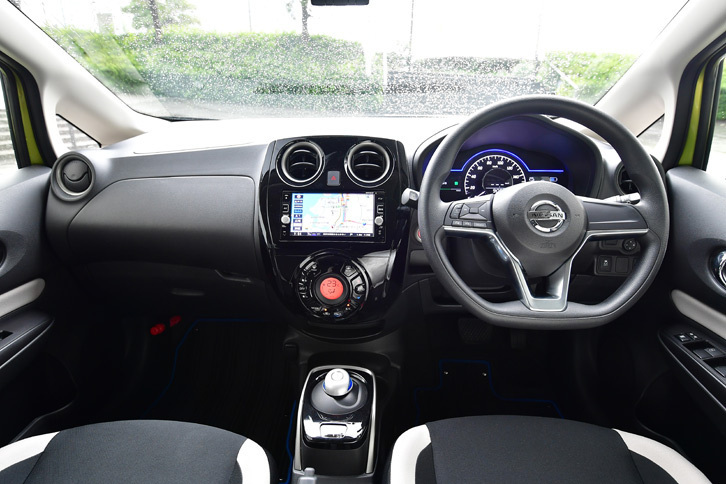 「e-POWER X」のインテリア。下部をフラットにした、新デザインのD型3本スポークステアリングが装備される。