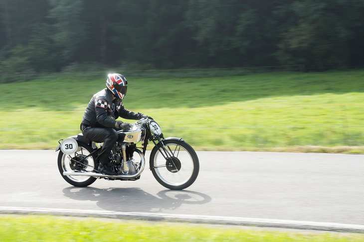 1920年代後半から30年代にかけて、ドイツのモーターサイクルメーカーNSUの名前と、その製品の高性能ぶりを世界中に知らしめたファクトリーレーサーといえばトム・ブルス。「500SS BULLUS」は彼の名を冠したモデルだ。