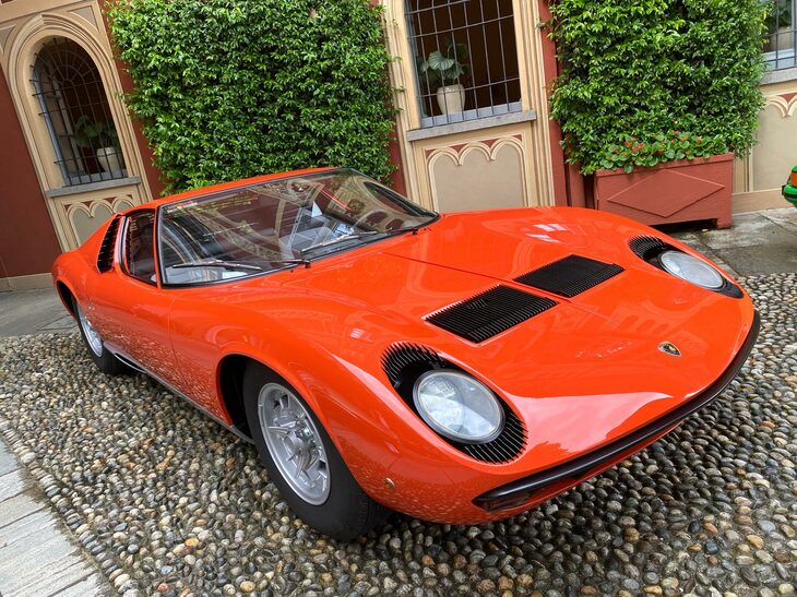 1967年「ランボルギーニ・ミウラP400」。本文中の車両はニューヨークに渡ったが、この個体は新車でロサンゼルスの販売店に引き渡された。2024年5月「コンコルソ・デレガンツァ・ヴィラ・デステ」で。