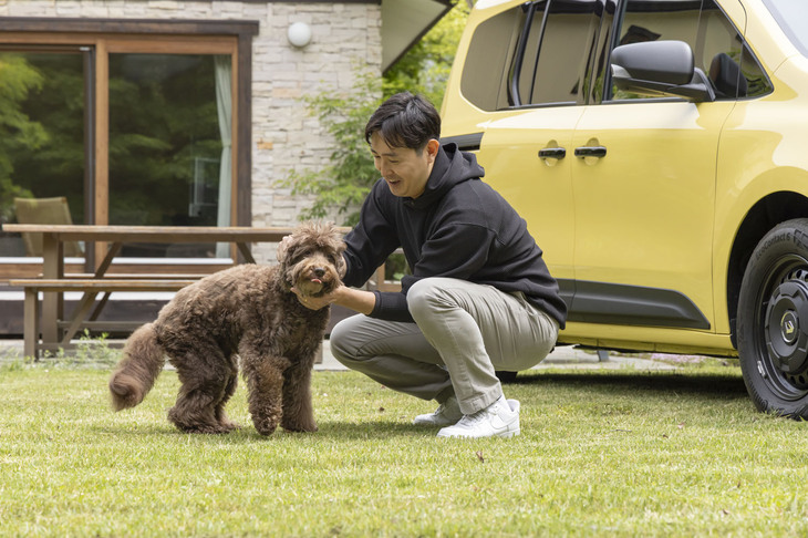 今回は「カングー」と、後で紹介する犬用アクセサリーを愛犬家の神戸アレック氏とオーストラリアン・ラブラドゥードルのクウ君に試してもらった。