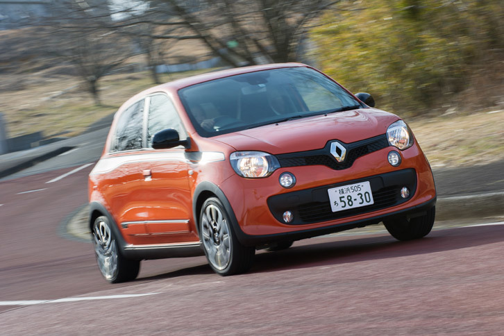 操舵量によってステアリングのギア比が変化する、バリアブルギアレシオも「GT」の特徴。高速道路やワインディングロードでの正確な操作性と、市街地などでの取り回しのしやすさを両立している。