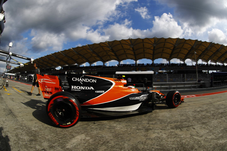 シーズン後半から調子を上げてきているマクラーレンは2台そろってQ3進出。ストフェル・バンドールン（写真）が予選7位、フェルナンド・アロンソは同10位からダブル入賞を狙った。スタートで5位に上がったバンドールンは激しい中団グループの中でポイント圏内を走り、前戦シンガポールGPに続く自己最高位タイの7位入賞。アロンソは得点まであと一歩及ばず11位完走。（Photo=McLaren）
	 