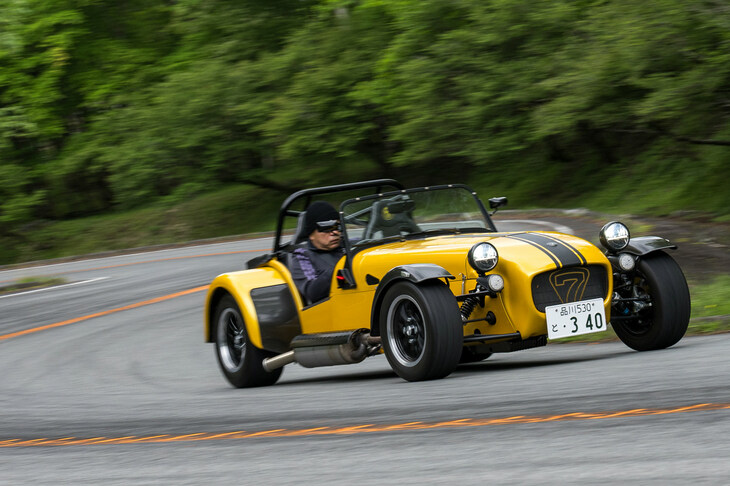 「270」から「340」へのモデルチェンジには、厳しくなる環境規制への対応という目的もある。新エンジンのセブン340は最新の排出ガス規制をクリア。CO2排出量も148g/kmに抑えられている。