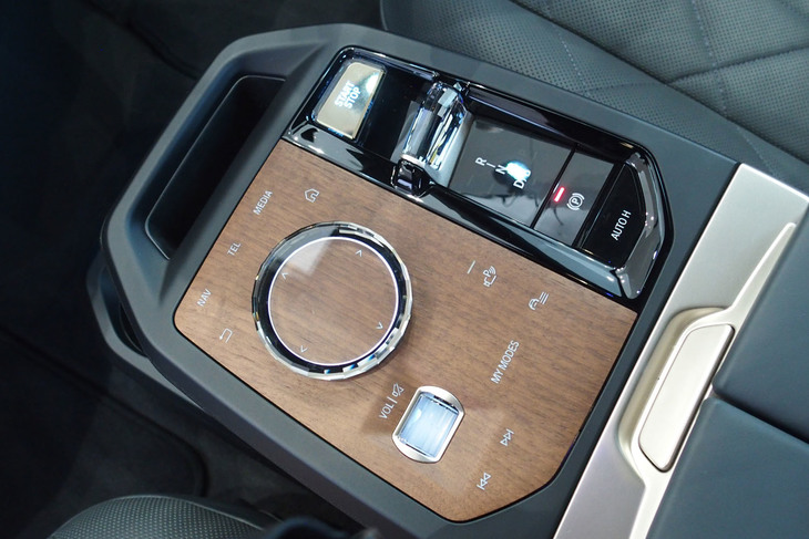 BMW iX（シフトセレクター）
