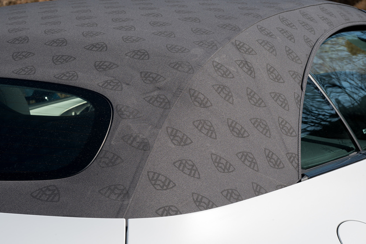 ライトブラックのソフトトップにはチャコールカラーのマイバッハエンブレムがちりばめられる。色調としては落ち着いているがオンリーワンの仕立てだ。