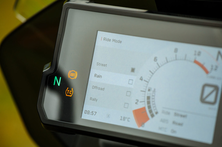 走行モードは「ストリート」「レイン」「オフロード」の3種類。オプションの「テックパック」を選択すると、エンジンマッピングやホイールスリップコントロールを細かく調整可能な「ラリー」モードが追加される。