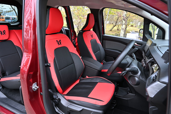 この日も犬を連れている人を多く見かけたが、「カングー」オーナーには愛犬家がとても多いらしい。CAVANAのPVC製シートカバーは犬の毛が絡まりづらいため人気を集めているとのこと。