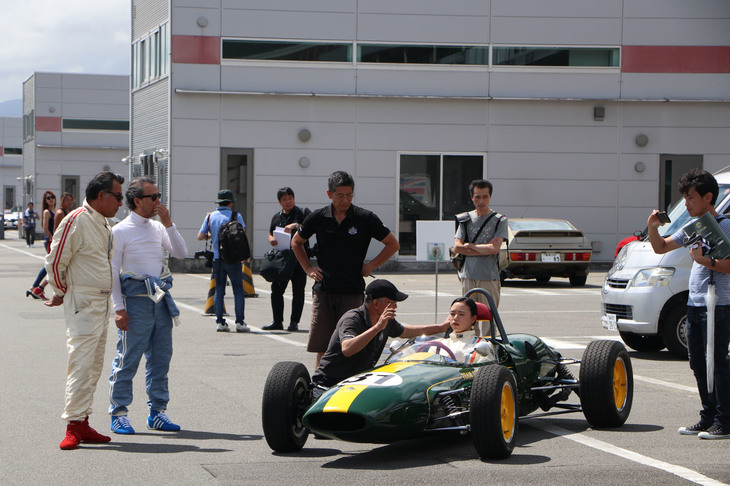 1964年の「ロータス31」のステアリングを握るのは、なんと20代の女性。父親の所有するマシンを娘さんがドライブし、デモランを披露したという。クラシックなフォーミュラカーなので運転は難しいはずだが、見事に大役を務めてみせた。