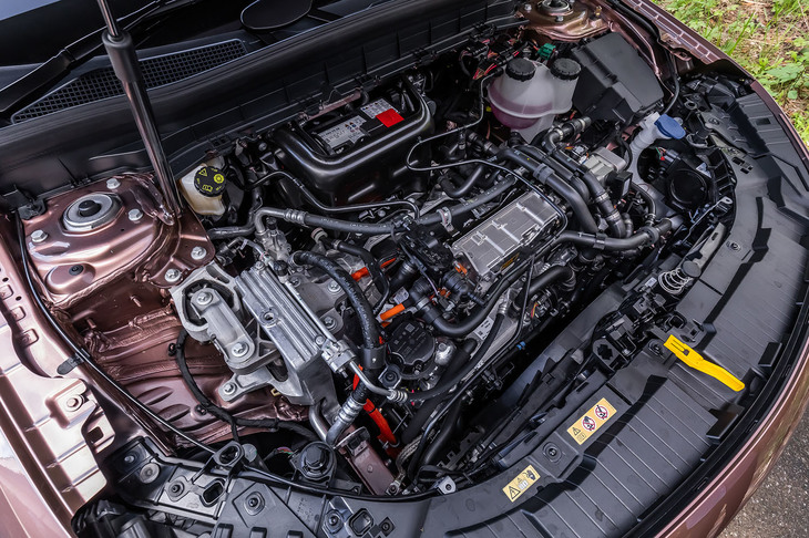 「EQB250」では、最高出力190PS、最大トルク385N・mを発生するモーターをフロントアクスルに1基搭載。これに容量66.5kWhのリチウムイオンバッテリーが組み合わされる。