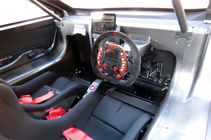 カーボンのあや織り模様がむき出しの車内空間。製作したのは自動車の内装部品を手がける河西工業だ。