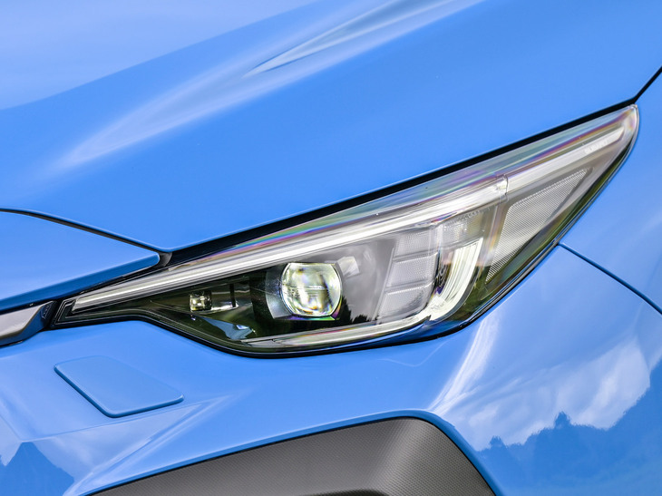 清水氏がちょっと苦手な、「クロストレック」のヘッドランプ。　
	清水「なんだかクドくない？」　
	ほった「そうですか？　黒目が3つも4つもあるような、高級車のヘッドランプのほうがよっぽどキモいですけど」