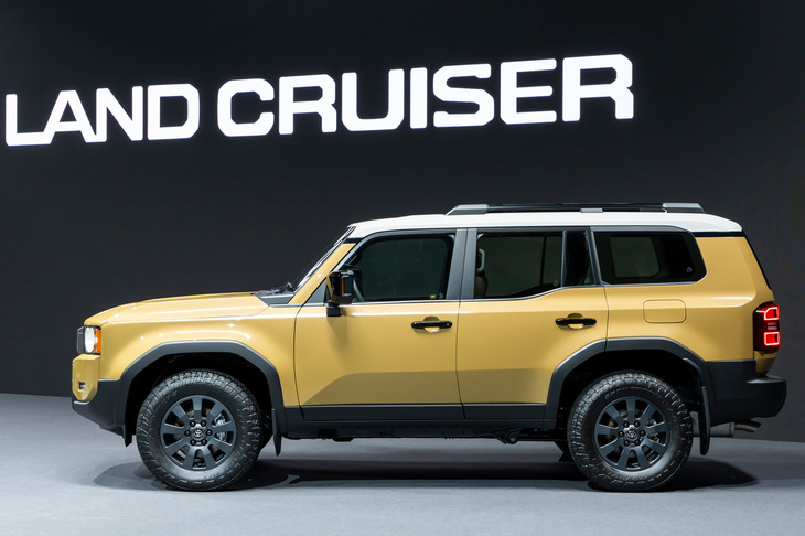 サイドビューで見ると、まっすぐ後ろに伸びているショルダーラインに対し、ガラスエリアの下端はキャビンの中央あたりで一段上にアップ。ルーフもやや前傾しており、全体にスポーティーなイメージとなっている。