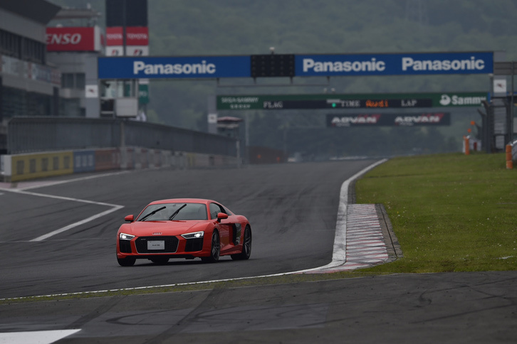 富士スピードウェイのロングストレートを抜け、第1コーナーへとアプローチする「R8 V10クーペ 5.2 FSIクワトロ」。