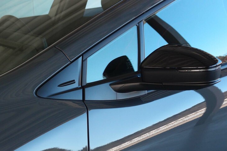 新型「プリウス」のサイドミラー周辺部。ミラーの前方には、空力性能を高める小さなフィンが備わる。