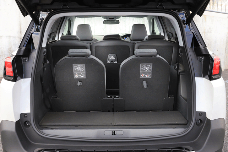 シートは2列目、3列目に加えて助手席も可倒式となっており、多彩なシートアレンジが可能。シート間の隙間を埋めるボードなども備わっており、シート格納時にはフラットな床面が得られる（写真をクリックすると、シートをたたむ様子が見られます）。