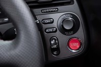 メーターパネルの右部分にはオーディオコントローラーとエンジンスタートボタンが備わる。キーレススタートには対応しておらず、まずはキーシリンダーをひねって、その後にボタンを押すとエンジンが始動する。