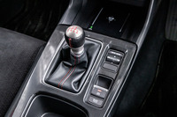 「シビックRS」は6段MT車のみの設定。変速時にエンジン回転数を自動で制御し、スムーズなギアチェンジをサポートする「レブマッチシステム」を採用している。