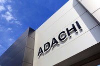 常時70台の車両を展示しているという「ジャガー・ランドローバー・アプルーブド足立」。ジャガー・ランドローバーの認定中古車センターとしては、国内最大級の規模を誇る。