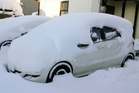 わが家の駐車場（月極め）にて、武蔵野の冬の洗礼を受ける代車の「メルセデス・ベンツBクラス」。