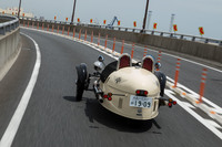 タイヤが3本しかないうえに、前2本はチューブタイプのバイアス式。もちろん、トラクションコントロールなどの姿勢制御装置は一切備わっていない。