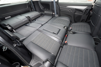 2列目と3列目を頑張ってアレンジすればこんな車中泊用のスペースをつくり出せる。いろいろな可能性を感じさせる「デリカD：5」だ。