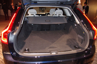 ワゴンモデルの荷室容量は、5人乗車時で560リッター。シートの背もたれを前方に倒すことで最大1526リッターにまで拡大できる。