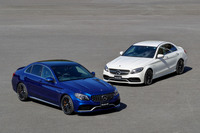 マイナーチェンジ後の「AMG C63」シリーズには、「AMGパナメリカーナグリル」と呼ばれる縦格子デザインのグリルが採用される。写真は手前が最新型で、奥がマイナーチェンジ前のモデル。