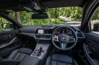 10.25インチのコントロールディスプレイと12.3インチのフルデジタルメーターパネルからなる「BMWライブコックピット」は「3シリーズ」に共通する装備。「M340i xDrive」ではリムの太い「マルチファンクションMスポーツレザーステアリングホイール」がスタンダードで、左右どちらのハンドル位置も選べるようになっている。