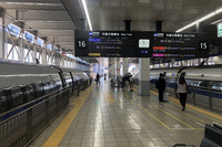 博多駅の新幹線乗り場。JR西日本の単独開発となる「500系」新幹線に囲まれて感動しまくった。