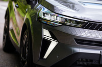 ロザンジュ（ひし形）を2分割したデザインのデイタイムランニングランプは、先にマイナーチェンジされた「クリオ（日本名はルーテシア）」や、ルノーのフラッグシップSUVとして登場した「ラファール」の流れをくむもの。ランプ横にはブレーキ冷却用のエアインテークも備わる。