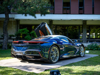 エクステリアでは、かつてピニンファリーナがデザインした1955年の「ランチア・フロリダ」から着想を得たという「ブルー サヴォイア グロスフィニッシュ」の外板色と、「ビアンコ セストリエーレ グロス」のルーフ色からなる2トーンカラーが特徴。