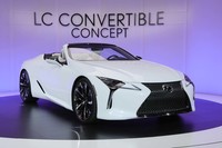 「LCコンバーチブルコンセプト」。2017年3月に国内で発売されたラグジュアリークーペ「レクサスLC」のオープントップ版を示唆するコンセプトカーである。