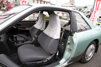 そのシルビアの室内。最初のオーナーが年配者だったのか、この種のモデルには珍しく、シートは純正オプションのレースカバー付きである。