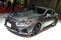 2018年春に発売されるという「F」モデルの特別仕様車。会場には2ドアクーペ「RC F」のものが展示されていた。