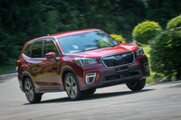 まずは2.5リッターエンジン搭載モデルの最上級グレード「プレミアム」の走りを試す。フラット感の高い足まわりがもたらす乗り心地のよさが印象に残った。