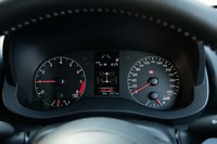 メーターパネルは中央にマルチインフォメーションディスプレイを備えたシンプルな2眼式。タコメーターのレッドゾーンは7000rpmから、スピードメーターのフルスケールは280km/h。