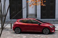 ルノー・日産・三菱のアライアンスによる「CMF-B」プラットフォームを市販モデルとして初採用。開発はルノーが主導し、先代よりも単体重量で50kg軽量な設計になっているという。