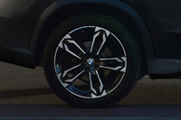 ホイールは「19インチMライトアロイホイール ダブルスポークスタイリング871Mバイカラー」を採用。