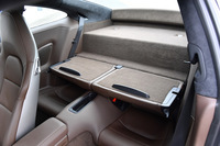 ラゲッジルームはリアシートの後方にも設けられており、背もたれを倒すことでスペースを拡張できる。