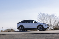 ボディーのスリーサイズは全長×全幅×全高＝4565×1895×1665mm。先代「3008」からは115mm長く、55mm幅広くなった。狭い道でのすれ違いにはちょっと気を使う。