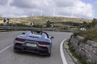 リアエンドに突き出た2本のテールパイプが、素晴らしいスポーツカーサウンドを奏でる。