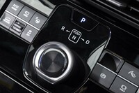 シフトセレクターはダイヤル式。シルバーのリングを押し込んで操作する。