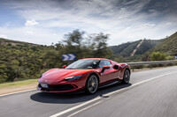 環境性能の高さも「296GTB」の特徴のひとつ。容量7.45kWhのバッテリーは25kmのEV走行を可能とし（WLTPモード）、十分に電気がある状態ではイグニッションをオンにしてもエンジンはかからない。