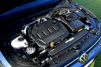 トルクフルな走りが魅力の2リッターディーゼルターボエンジン。WLTCモードでの燃費は20.1km/リッターとされているので、51リッターの燃料タンクを満タンにすれば1000km超の距離を一息に走れる計算となる。