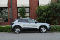 「アベンジャー」のボディーサイズは全長×全幅×全高＝4105×1775×1595mmで、ホイールベースは2560mm。全長は「eCMP」プラットフォームを共用する「フィアット600e」よりも95mm短い。