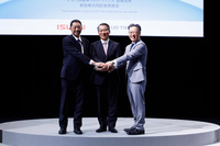 左からいすゞ自動車 技術本部開発部門統括の大平 隆氏、いすゞ自動車の南 真介COO、UDトラックスのダグラス・ナカノ開発部門シニアバイスプレジデント兼最高技術責任者。