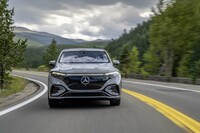 シャシーには「EQS」や「EQE」と同じ「EVA2」を使う。フラットなフロアには容量107.8kWhの駆動用リチウムイオンバッテリーが敷き詰められる。