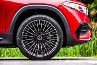 今回の試乗車では標準仕様よりも2インチ増しとなる「20インチAMGアルミホイール（RVU）」に、235/45R20サイズの「ピレリPゼロELECT」タイヤが組み合わされていた。ホイールは「AMGラインパッケージ」に含まれるオプションアイテム。